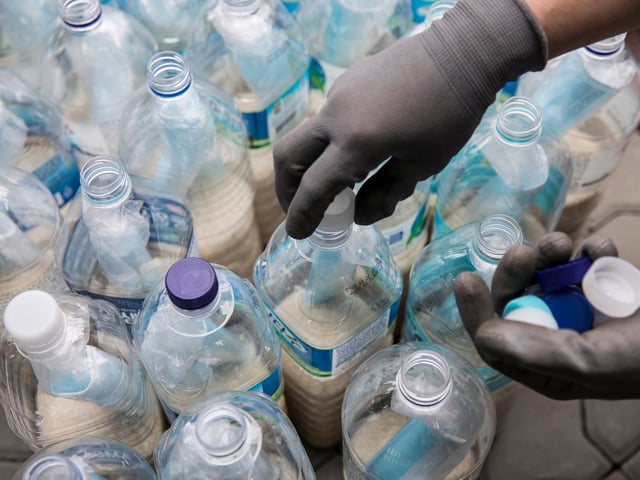 Sechs US-Bürger warfen in Südkorea 1.600 Flaschen mit Reis ins Meer. Die Flaschen sollten zur nordkoreanischen Küste treiben.