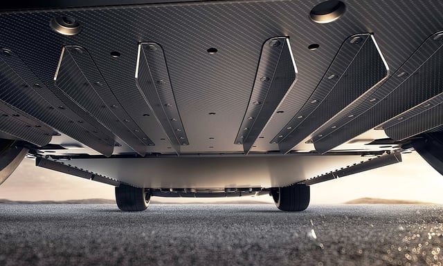 Der Carbon-Unterboden ist laut Xiaomi nur für den Rennstreckeneinsatz vorgesehen und soll bis zu 44 kg zusätzlichen Abtrieb generieren.