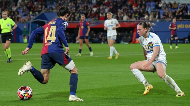 Fußballerin Chiara D'Angelo im Zweikampf mit Barcelonas Aitana Bonmati