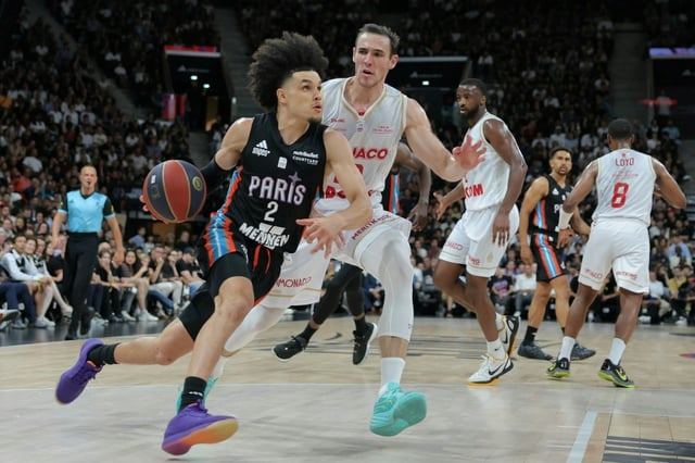 Le Français Nadir Hifi (gauche) lors du match 5 de la finale de Betclic Elite entre le Paris Basketball et l'AS Monaco à l'Adidas Arena de Paris le 24 juin 2025