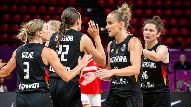 Freude bei der deutschen Mannschaft um Leonie Fiebich nach dem Sieg gegen die Türkei