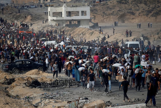Palestinians gather to receive aid supplies in Beit Lahia, northern Gaza Strip, June 22, 2025. REUTERS/Mahmoud Issa/File Photo