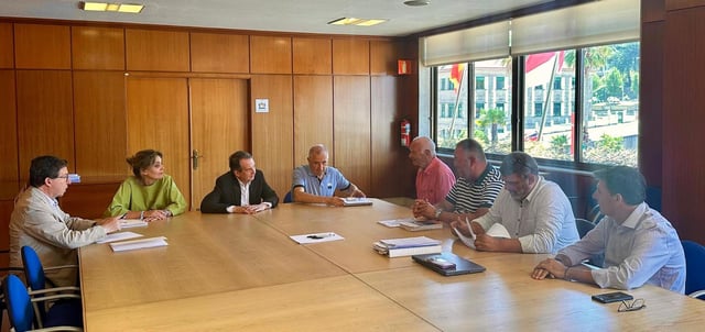 Un momento durante la reunión con la comisión de las fiestas de Coia en la que participó el alcalde.