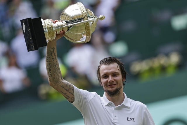 El kazajo Alexander Bublik, con el trofeo de campeón de Halle, será el primer rival de Jaume Munar en Wimbledon.