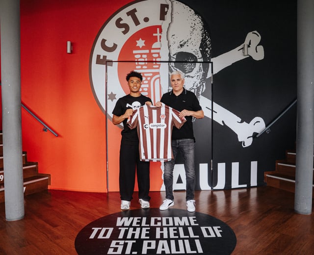 Andreas Bornemann begrüßt Joel Chima Fujita beim FC St. Pauli.
