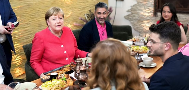 Angela Merkel beim WDR-Gespräch in einem syrischen Restaurant