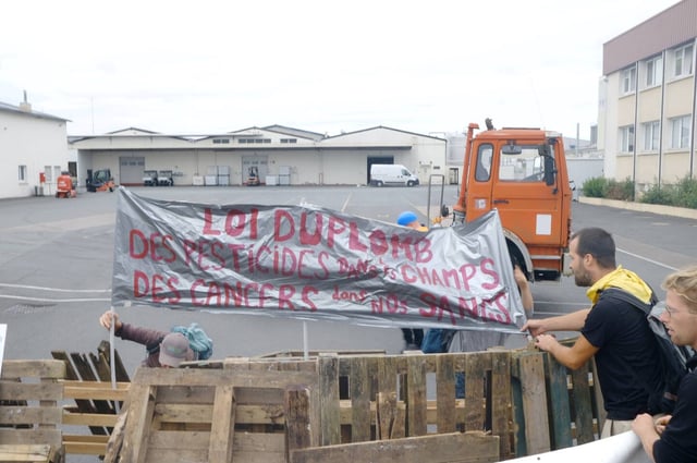 Des membres des Soulèvements de la Terre, lors d'une action à Saumur, le 27 juin 2025.
