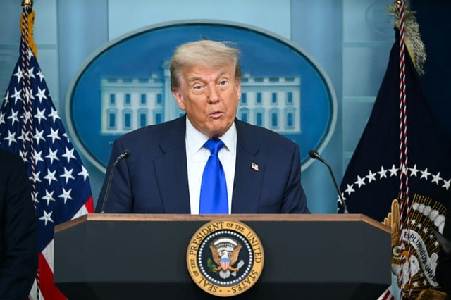 Le président américain Donald Trump lors d'une conférence de presse à la Maison Blanche, le 27 juin 2025 à Washington, après que la Cour suprême américaine a limité le pouvoir des juges de bloquer à l'échelle nationale les décisions de l'exécutif qu'ils considèrent comme illégales