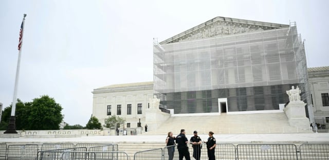 Des policiers en faction devant la Cour suprême américaine,  le 27 juin 2025 à Washington