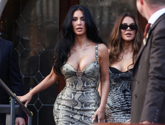 Kim Kardashian abandona el Gritti Palace Hotel junto a su hermana Khloé.