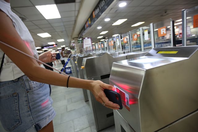 Una usuaria valida el bono de Rodalies.