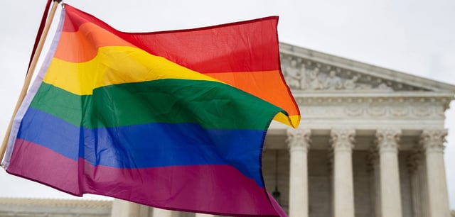 Eine Regenbogenflagge vor dem Gebäude des Obersten Gerichts