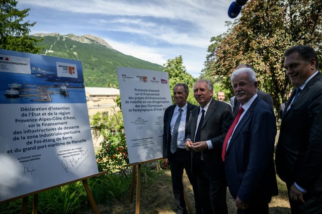 Le Premier ministre François Bayrou (au centre) et le ministre chargé des Transports Philippe Tabarot (à droite) lors de la signature d'un protocole financier pour la mobilité à Briançon, le 27 juin 2025