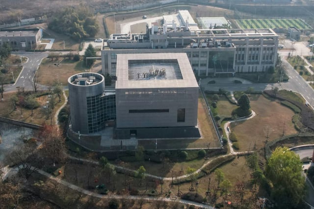 Vue aérienne du laboratoire P4 sur le campus de l'Institut de virologie de Wuhan , dans la province du Hubei, le 21 décembre 2024 en Chine