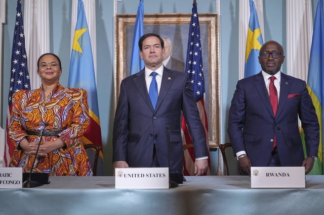 La ministères des Affaires étrangères congolaise, Thérèse Kayikwamba , le secrétaire d'Etat américain, Marco Rubio, et le ministre des Affaires étrangères rwandais, Olivier Nduhungirehe, à Washington le 25 avril.