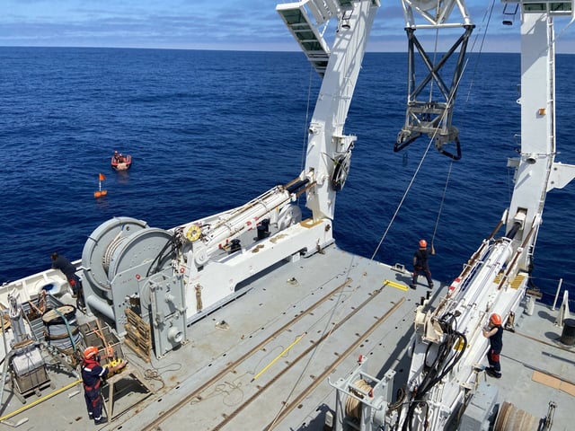 Wissenschaftler suchen mithilfe von Spezialbooten nach Atommüll im Meer.