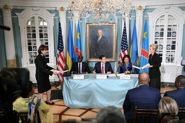 Le secrétaire d'Etat américain Marco Rubio (c),  la ministre de la RDC Thérèse Kayikwamba Wagner et le ministre rwandais Olivier Nduhungirehe lors de la signature d'un accord de paix, le 27 juin 2025 à Washington
