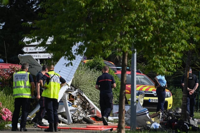 Des pompiers et des forces de l’ordre sur le lieu du crash à Champhol, près de Chartres, le 27 juin 2025