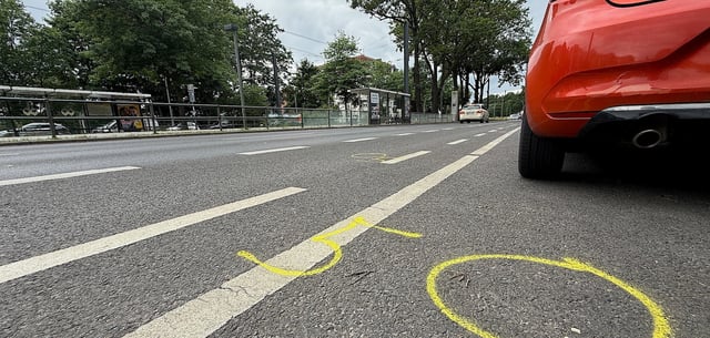 Polizeimarkierungen an der Stelle, wo sich der tödliche Unfall ereignete
