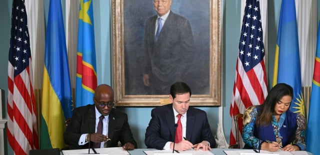 Le secrétaire d'Etat américain Marco Rubio (c),  la ministre de la RDC Thérèse Kayikwamba Wagner et le ministre rwandais Olivier Nduhungirehe signent un accord de paix, le 27 juin 2025 à Washington