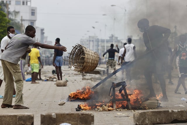 Demonstrators set up a barricade during a protest calling for President Faure Gnassingbe's resignation in Lome, Togo, Thursday, June 26, 2025. (AP Photo/Erick Kaglan)