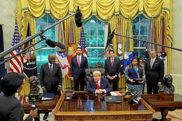 Donald Trump s'exprime lors d'une réunion avec la ministre des Affaires étrangères de la République démocratique du Congo, Therese Kayikwamba Wagner, et le ministre des Affaires étrangères du Rwanda, Olivier Nduhungirehe, dans le bureau ovale de la Maison Blanche à Washington D.C., le 27 juin 2025. 
