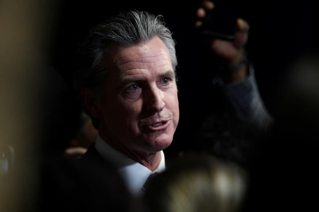Wegen mutmaßlicher Falschberichterstattung im Zusammenhang mit dem Streit um die Entsendung der Nationalgarde nach Los Angeles hat der kalifornische Gouverneur Gavin Newsom den konservativen US-Sender Fox News auf hunderte Millionen Dollar Schadenersatz verklagt.