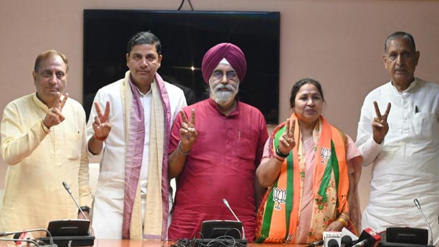 MCD Mayor Raja Iqbal Singh with MCD standing committee chairman Satya Sharma and deputy chairman Sunder Singh. (Sonu Mehta/HT Photo)