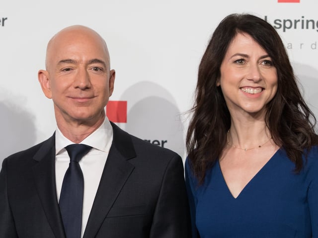 Amazon Founder Jeff Bezos and his now ex-wife MacKenzie Bezos pose at the headquarters of publisher Axel-Springer on April 24, 2018 in Berlin.