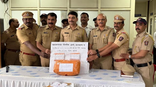 Kalyan, India - June 27 2025: Manpada police officers display seized packets of mephedrone (MD) worth ?2.12 crore during a late-night raid at a high-rise in Dombivli’s Khoni-Palava area on June 26.. Pic on Wednesday in India on 27 2025 - Story By Anamika Gharat ( Photo By Pramod Tambe)