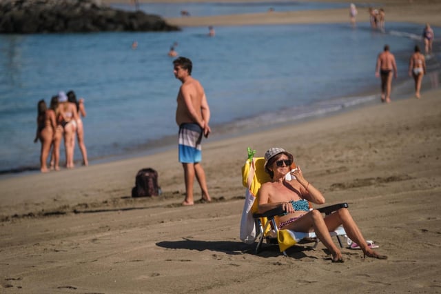 Turistas en la playa de Los Cristianos, al sur de Tenerife.