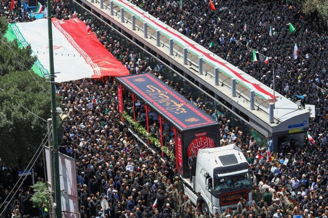 Im Iran haben am Samstag die als "historisch" angekündigten Trauerfeiern für die Todesopfer des zwölftägigen Krieges gegen Israel begonnen. Die Zeremonie startete auf dem Platz der Revolution im Zentrum Teherans.