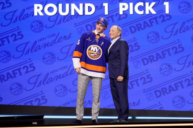 Matthew Schaefer (l.) mit NHL- Commissioner Gary Bettman