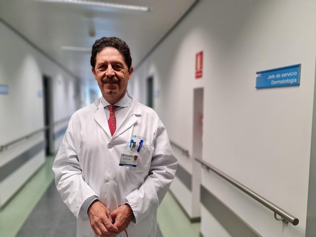 El doctor Pablo Ortiz, jefe del Servicio de Dermatología del madrileño Hospital 12 de Octubre