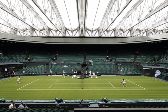 Carlos Alcaraz y Novak Djokovic entrenan en la pista central de Wimbledon, el pasado jueves.
