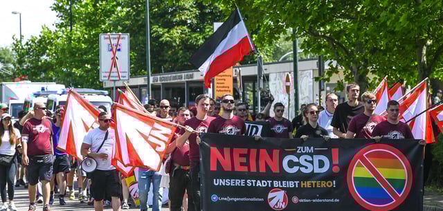 Demonstranten der Jungen Nationalisten (JN) – eine Jugendorganisation der rechtsextremen Partei Die Heimat (ehemals NPD) – protestieren jüngst in Wittenberg gegen den Christopher Street Day
