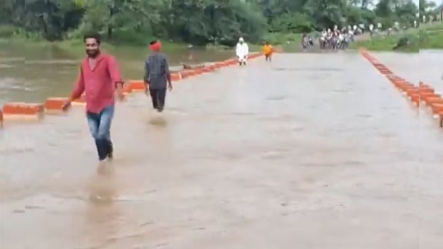 VIDEO: People Seen Crossing Overflowing River &#39;Without Any Safety&#39; In Madhya Pradesh Amid Rising Water Levels