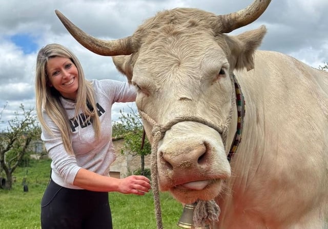 Tamara Sobrado, la ganadera, al lado de Boneca, Miss Vaca 2025