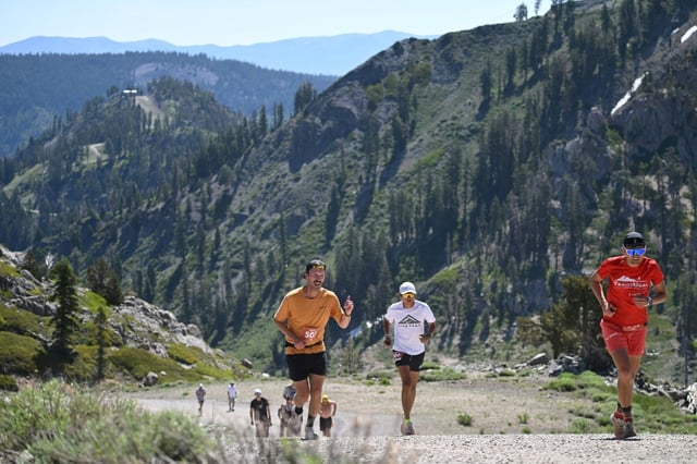 Des participants du "High Camp Challenge" de 5km de l'ultra-trail, la Western States 100, à Olympic Valley (Californie, Etats-Unis) le 27 juin 2025