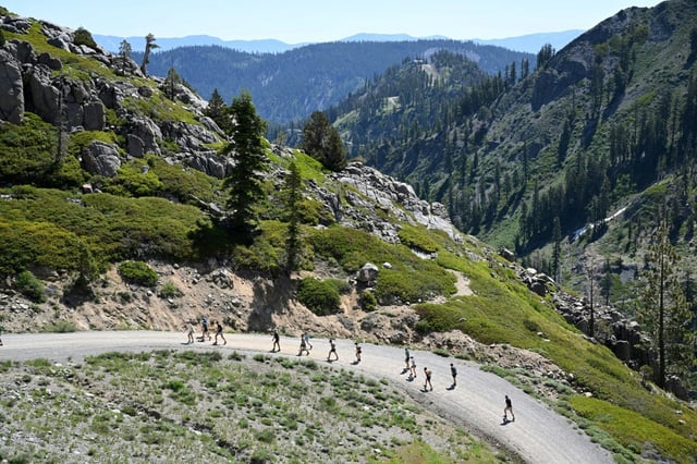 Des participants du "High Camp Challenge de 5 km de l'ultra-trail, la Western States 100, à Olympic Valley (Californie, Etats-Unis) le 27 juin 2025