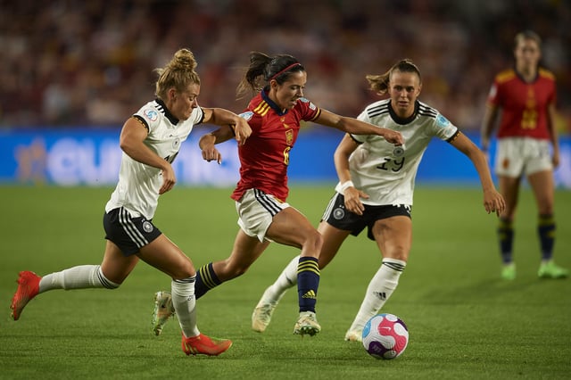 Aitana Bonmati traf schon bei der EM 2022 mit Spanien auf Deutschland. Nun droht sie den Turnierstart zu verpassen.