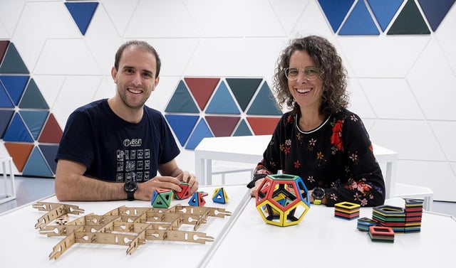 Los docentes de matemáticas Carles Granell y Mireia Dosil, la semana pasada en el CosmoCaixa.