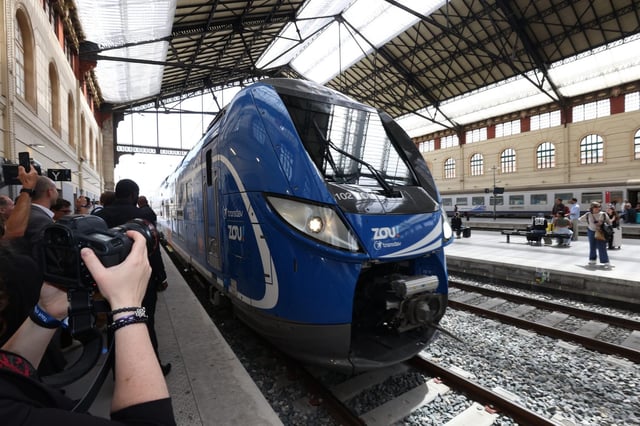 Lors de la présentation de l’une des nouvelles rames de la ligne Marseille-Toulon-Nice, à Marseille (Bouches-du-Rhône) le 19 mai.