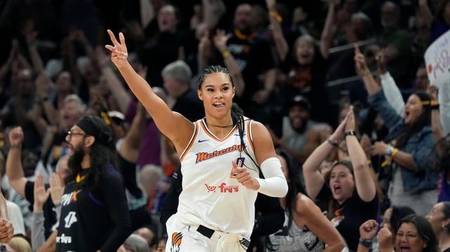 Phoenix Mercurys Satou Sabally bejubelt ihren getroffenen Dreier