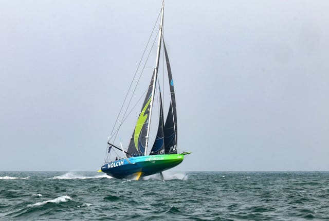 L'Imoca Holcim-PRB, barré par Nicolas Lunven avec Alan Roberts, Franck Cammas et Annemieke Bes, avant le départ de la Course des caps, le 27 juin 2025 à Boulogne-sur-mer