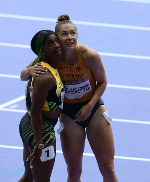Shelly-Ann Fraser-Pryce (l) und Gina Lückenkemper umarmen sich bei den Olympischen Spielen 2024 in Paris.