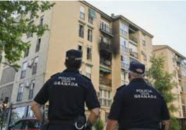 Dos agentes de la Policía Nacional en La Chana