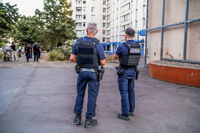 Deux policiers dans le quartier Valdegour, à Nîmes;  le vendredi 27 juin, où a eu lieu une fusillade, faisant huit blessés.