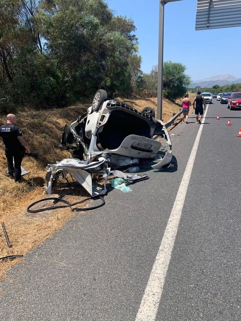 El conductor ha resultado herido leve tras volcar este sábado a mediodía en la carretera Ma-3460, en Alcúdia.