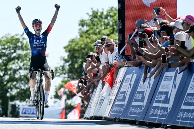 La cycliste Marie Le Net (équipe FDJ-Suez) victorieuse lors des championnats de France, le 28 juin 2025 aux Herbiers (Vendée)